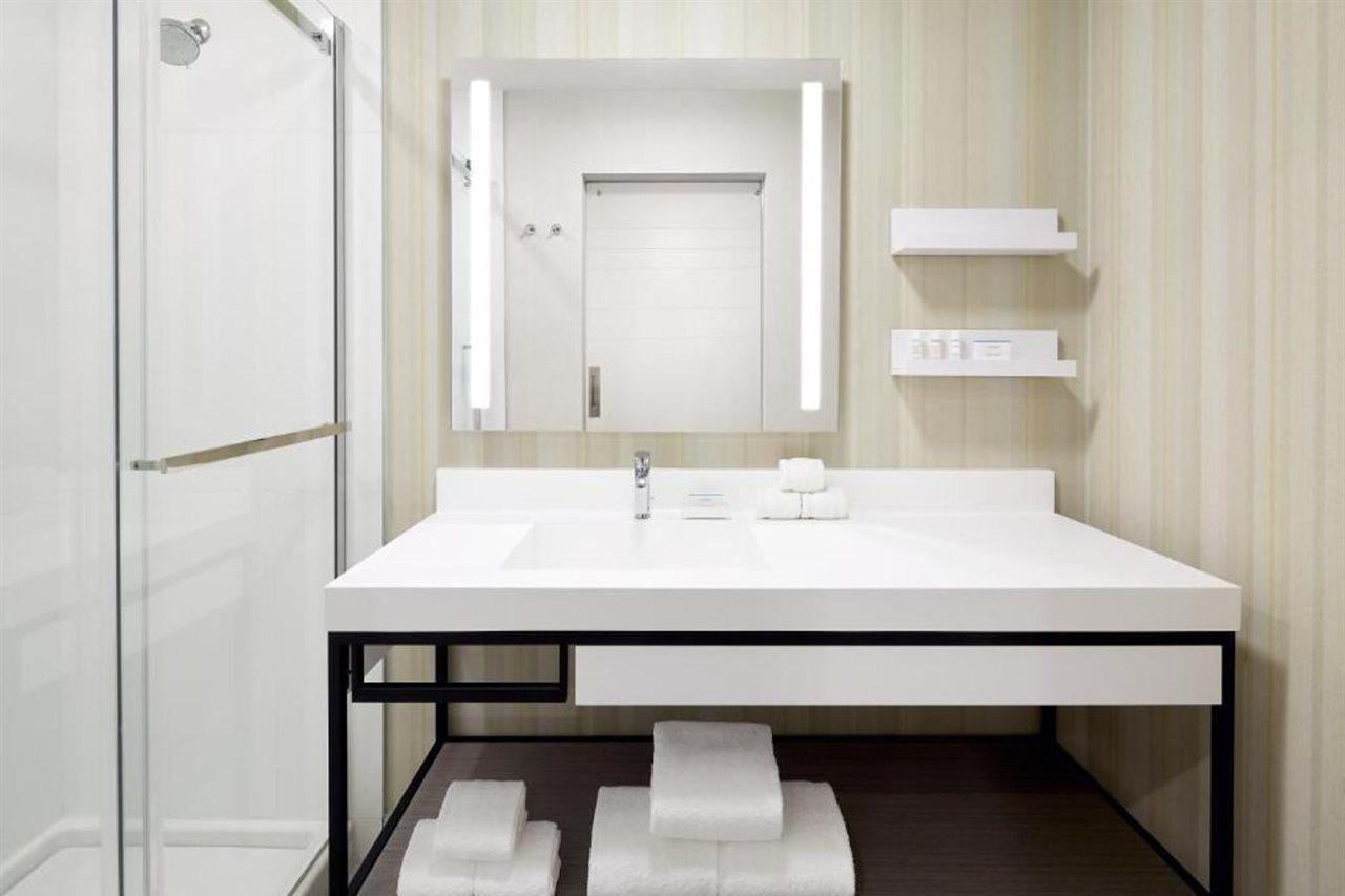 Hilton Garden Inn Montreal Midtown, Quebec, Canada Exterior foto